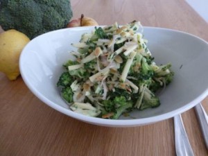 Brokkoli Salat mit Apfel und Mandeln (13)_kompr.